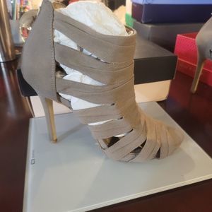 BCBG STRAPPY TAUPE 5" FABRIC STILETTO W REAR ZIPPER USED SIZE 8.5